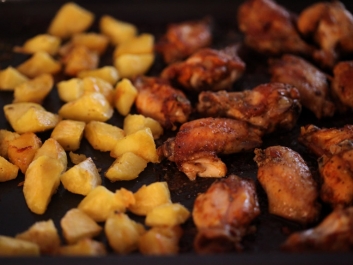 Alitas de pollo al estilo espa&ntilde;ol con patatas al horno