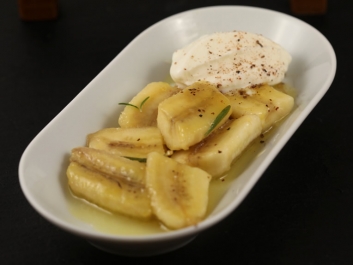 Pl&aacute;tanos en salsa de miel y romero con helado de vainilla