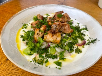 Griechische Bowl mit H&auml;hnchenkeulen im Air Fryer