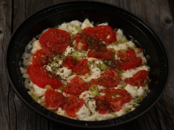 Queso feta al horno con tomates