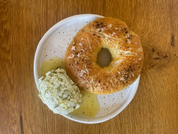 Frischk&auml;se mit gr&uuml;nen Oliven