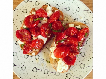 Bruschetta mit Ziegenk&auml;se und langsam gebackenen Kirschtomaten