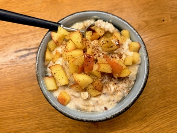 Cremiger Haferpudding mit &Auml;pfeln
