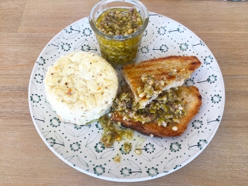 Herzhafter K&auml;sepudding mit gr&uuml;ner Olivensalsa