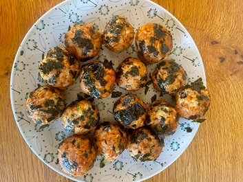 Bolitas de arroz y at&uacute;n