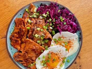 Schweine-Bulgogi mit schnell eingelegtem Kohl