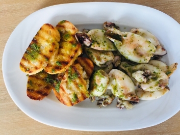 Calamares a la plancha con salsa de apio de monte