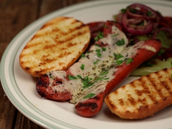 Grillezett kolb&aacute;sz sajttal &eacute;s z&ouml;lds&eacute;gekkel