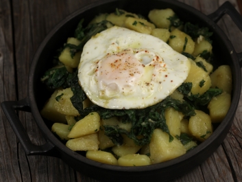 Patatas con hojas de remolacha y espinacas salteadas