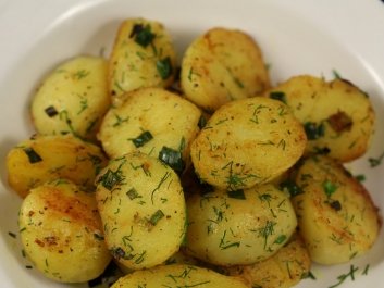 Neue Kartoffeln mit Fr&uuml;hlingszwiebeln und Dill