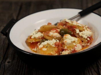 Patatas nuevas al horno con aceitunas y queso feta