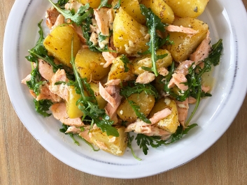 Neue Kartoffeln mit Lachs und Sahneso&szlig;e