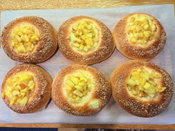Bollos con crema de vainilla y manzanas