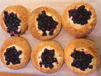 Bollos dulces con crema de queso y grosellas negras