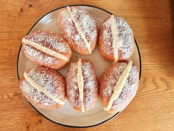 Bollos dulces rellenos de crema de coco