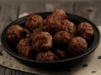 S&uuml;tőben s&uuml;lt parmez&aacute;nos-t&aacute;rkonyos h&uacute;sgomb&oacute;cok