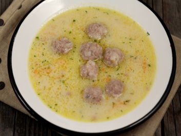 Sopa de alb&oacute;ndigas a la griega