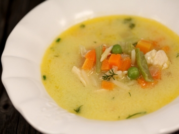 H&uuml;hnersuppe mit Gem&uuml;se