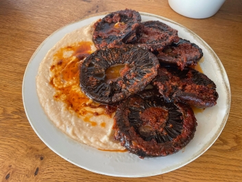 S&uuml;tőben s&uuml;lt Portobello gomb&aacute;k babp&uuml;r&eacute;vel