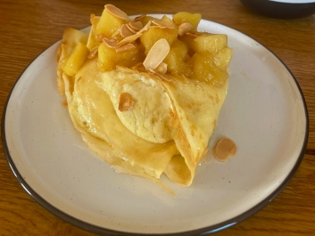 Cr&ecirc;pes mit Vanillesouffl&eacute; und &Auml;pfeln