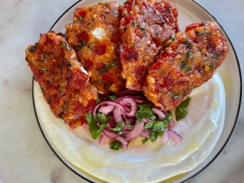 Alb&oacute;ndigas de tomate con feta