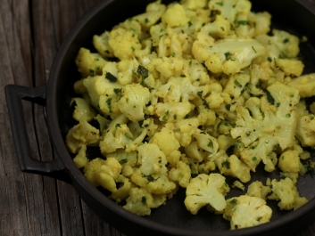 Gebratener Blumenkohl mit Knoblauch, Zitrone und Kr&auml;utern