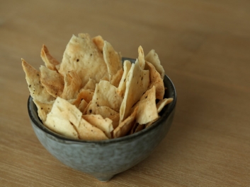 Cracker mit schwarzem Pfeffer