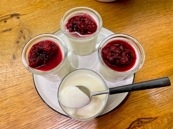 Crema de mascarpone con lim&oacute;n y frambuesas maceradas en vino tinto