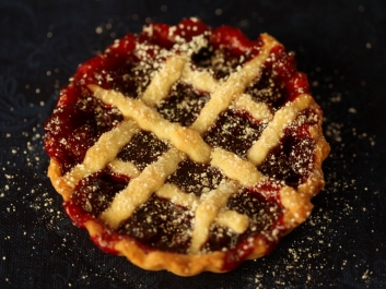 Crostata con salsa de ar&aacute;ndanos rojos