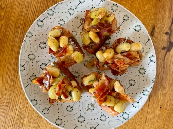Crostini feh&eacute;r babbal &eacute;s pancett&aacute;val