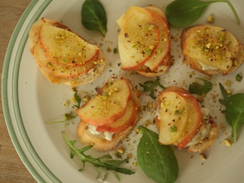 Crostini Roquefort sajttal &eacute;s alm&aacute;val