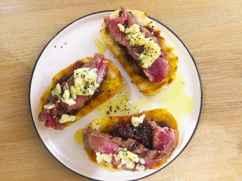 Crostini marhah&uacute;ssal, lilahagyma lekv&aacute;rral &eacute;s k&eacute;k sajttal