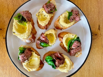Crostini marhab&eacute;lsz&iacute;nnel &eacute;s csicseribors&oacute; p&uuml;r&eacute;vel
