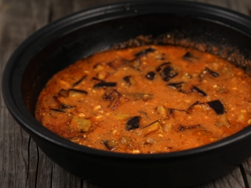 Cubitos de berenjena en salsa de tomate y queso feta
