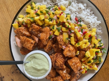 Cubos de salm&oacute;n a la sart&eacute;n con salsa de mango