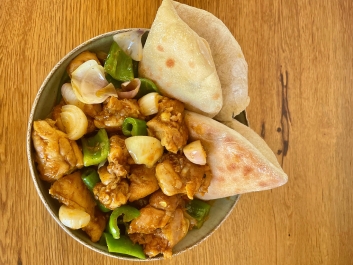 Curry de pollo con cebolla y pimiento verde