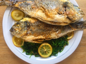 Dorada al horno con r&uacute;cula salteada