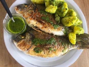 Dorada a la sart&eacute;n con patatas y salsa verde de aceitunas