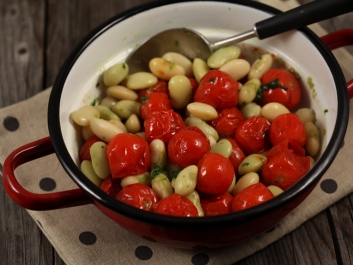 Jud&iacute;as frescas y tomates cherry asados lentamente con albahaca