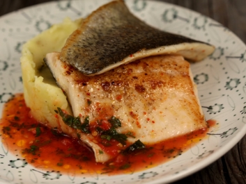 Filete de trucha con pur&eacute; de aceitunas y salsa vierge