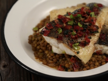 Filete de pescado con lentejas verdes y bacon