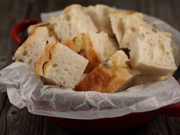 Focaccia con cebolla y gorgonzola