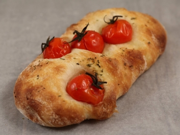 Focaccia con tomates