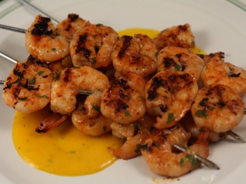 Brochetas de gambas con salsa de mango