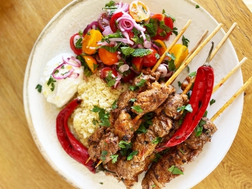 Brochetas de cordero con ensalada de tomates cherry y cebolla