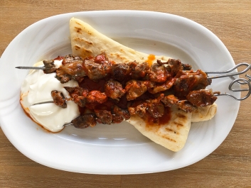 Z&uacute;zany&aacute;rs Iskender kebab st&iacute;lusban