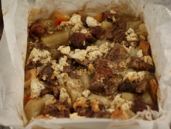 Cordero en papillote con verduras y queso feta
