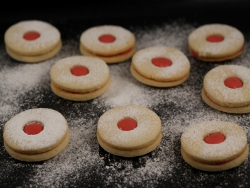 Mandelpl&auml;tzchen mit Rhabarbercreme