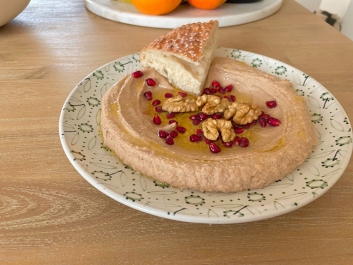Hummus con nueces y granada