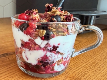 Joghurt s&uuml;lt erdei gy&uuml;m&ouml;lcs&ouml;s piszt&aacute;ci&aacute;s granol&aacute;val